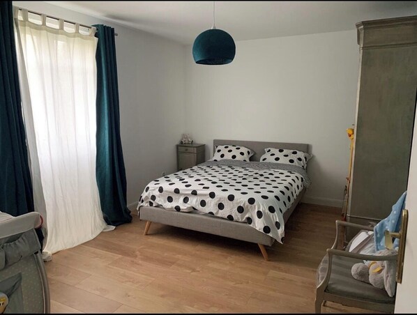 WiFi, bed sheets - Charming 2-bedroom townhouse with a garden, 15 minutes from Avignon. (Althen-des-Paluds)