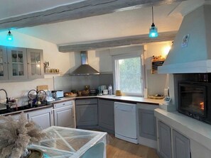 Private kitchen - Charming 2-bedroom townhouse with a garden, 15 minutes from Avignon. (Althen-des-Paluds)