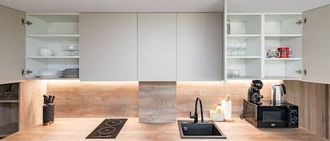 Réfrigérateur, micro-ondes, plaque de cuisson, lave-vaisselle