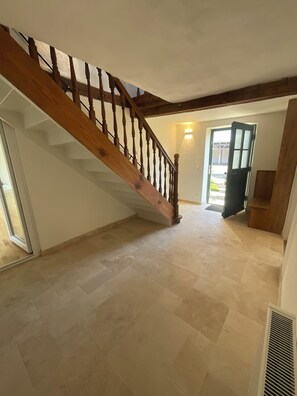 Eine Treppe mit Holzspindeln, die zu einer Zwischenebene führt.