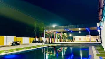 Kolam renang outdoor