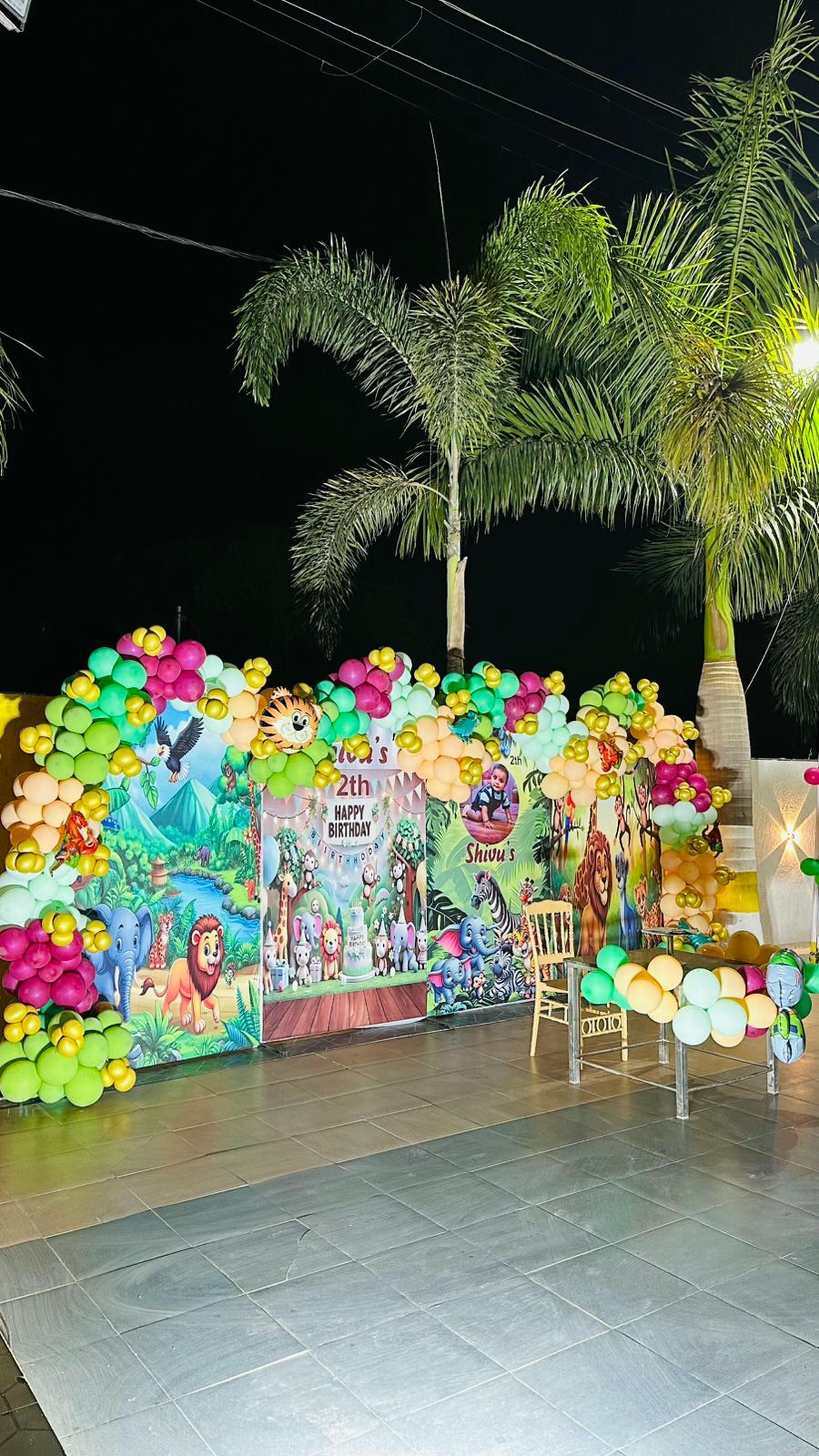 Une scène décorée avec des ballons colorés et une fresque murale.