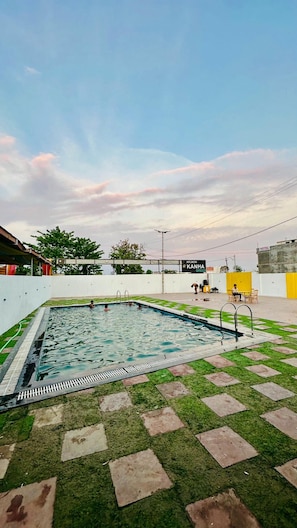 Kolam renang outdoor