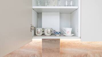 Geladeira, micro-ondas, cooktop, lava-louças