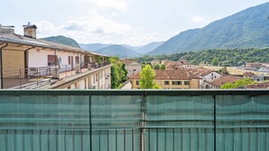 A view of a town with buildings and mountains in the background. - Apartment 'Isola' with Mountain View, Private Terrace and Wi-Fi (Feltre)
