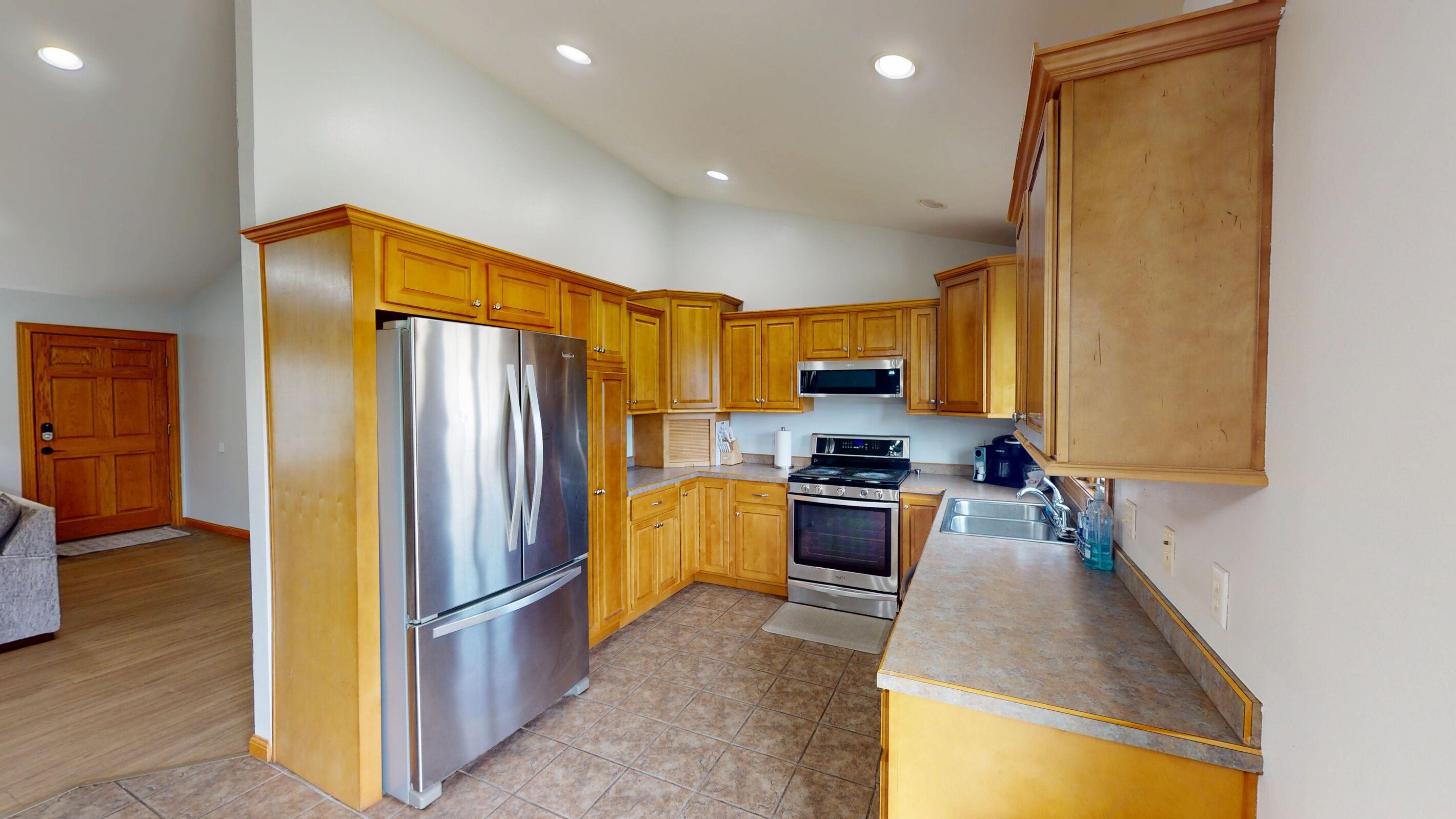 Coffee/tea maker, fridge, microwave, oven