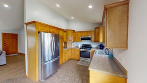 Coffee/tea maker, fridge, microwave, oven
