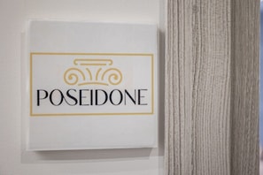 Une enseigne avec le mot « POSÉIDON » est affichée sur un mur.