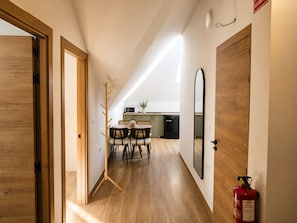 A modern interior with a dining area, kitchen, and wooden flooring. - Collection Las Ventas Apartamento H Cerca de la Plaza de Toros (Madrid)