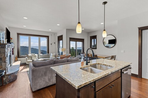 Mountainside Chalet w/ Hot Tub & Sauna