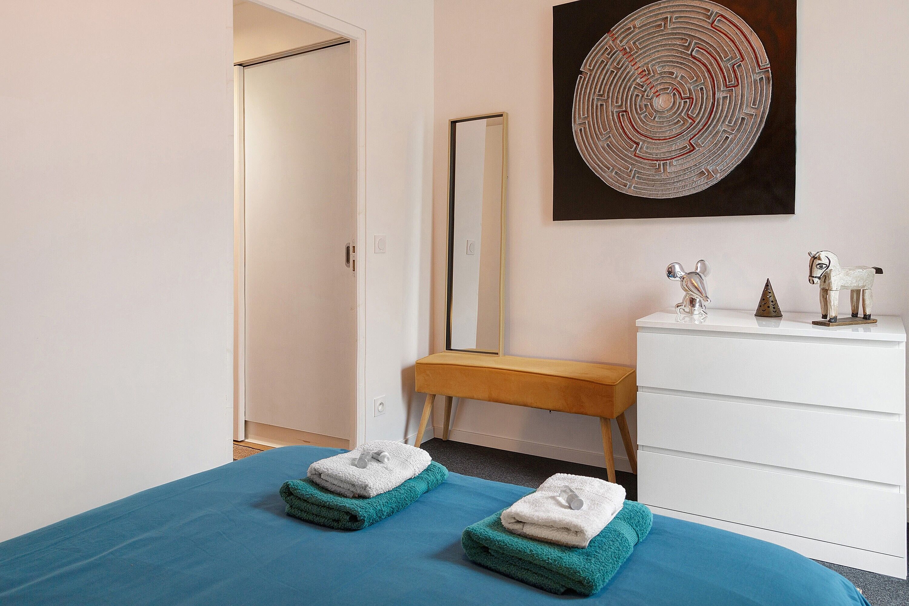 Iron/ironing board, WiFi, bed sheets