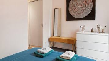 Iron/ironing board, WiFi, bed sheets