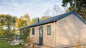 Un bâtiment d’un seul étage, avec un toit sombre, un petit porche et le numéro « 620 » peint sur le côté.