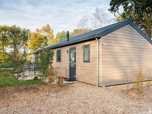 Ein eingeschossiges Gebäude mit dunklem Dach und einer kleinen Veranda, mit der Hausnummer 620 an der Seite.