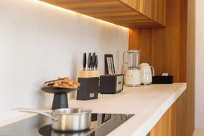 Eine moderne Küche mit Arbeitsplatte, einer Schüssel mit Snacks, einer Kaffeemaschine und einem Toaster.