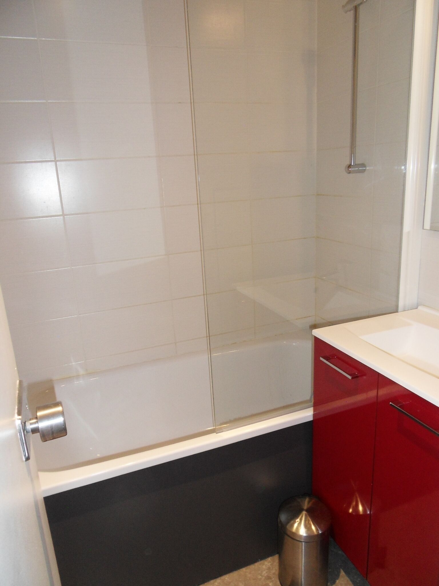 Une salle de bain équipée d’une baignoire, de toilettes, d’un lavabo et d’une poubelle.
