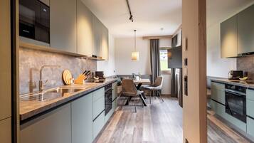 Classic Apartment, Balcony, Mountain View | Private kitchen