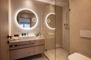 Classic Apartment, Balcony, Mountain View | Bathroom - by franz - Alpine Apartments (Kirchberg in Tirol)