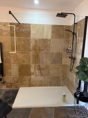 Shower, hair dryer, towels, soap - Dream Home for Rent in Southern France (Soubès)