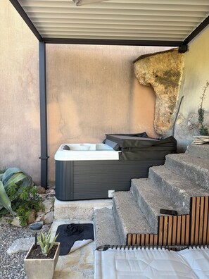 Outdoor spa tub - Dream Home for Rent in Southern France (Soubès)