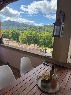 Outdoor dining - Dream Home for Rent in Southern France (Soubès)