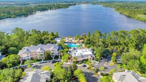 Un hôtel comprenant plusieurs bâtiments, une piscine et un parking.