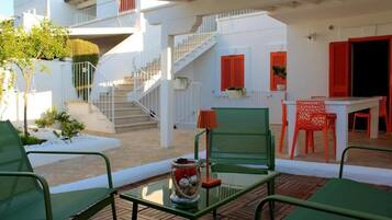 Apartment, Patio, Courtyard View | Outdoor dining