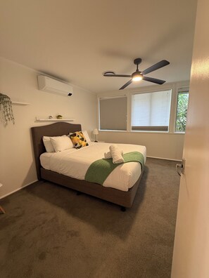 Tabla de planchar con plancha, wifi, ropa de cama
