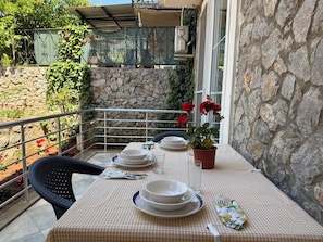 Classic-Dreibettzimmer, Terrasse, Poolblick | Speisen im Freien