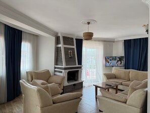 Familienapartment, Poolblick | Wohnbereich