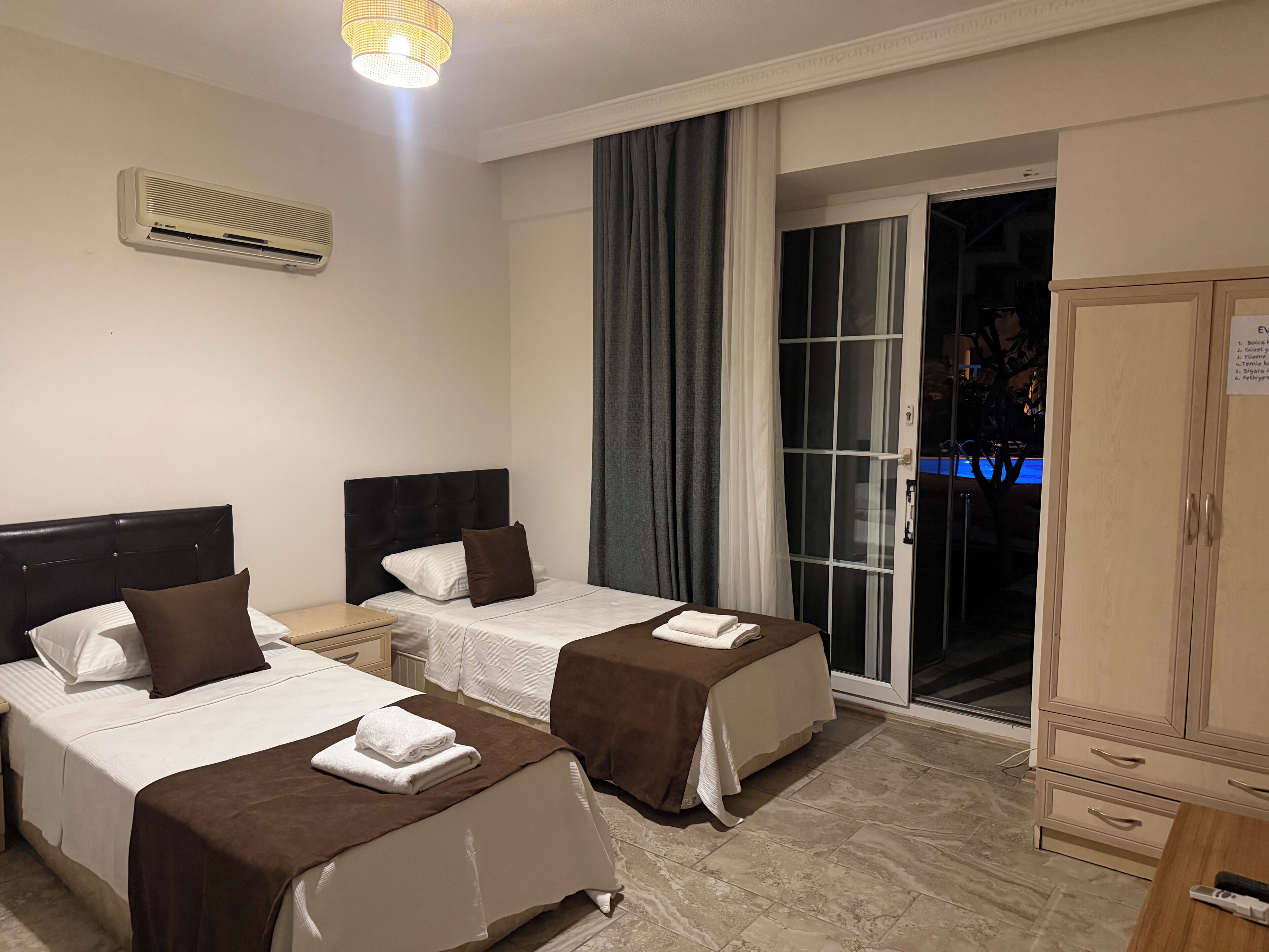 Classic-Dreibettzimmer, Terrasse, Poolblick