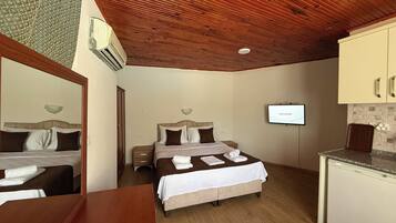 Basic Studio, Pool View | Laptop workspace, free WiFi