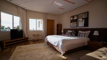 4 habitaciones, tabla de planchar con plancha, wifi y ropa de cama