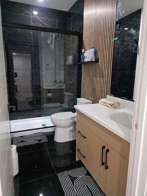 Hair dryer, towels, soap, toilet paper - Luxury 2 bedroom Suite (Calgary)