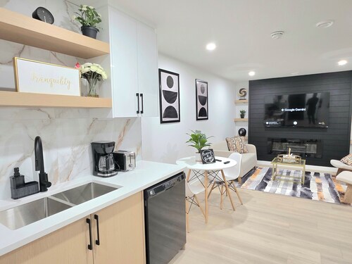 Luxury 2 bedroom Suite ,15mins to Airport|Close to Banff, Free Parking