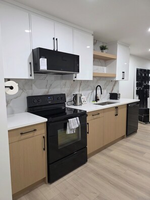 Private kitchen - Luxury 2 bedroom Suite (Calgary)