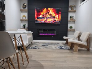 Dining - Luxury 2 bedroom Suite (Calgary)