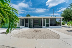 Un bâtiment moderne doté d’une entrée couverte, de grandes fenêtres et d’une zone recouverte de gravier à l’avant.