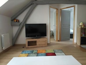 2 bedrooms, WiFi, bed sheets - Villa Esperanza Vacation Rental (sleeps 2–5), 200 m from the castle, 25 min from the zoo (VALENCAY)