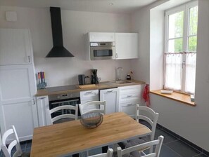 Private kitchen - Villa Esperanza Vacation Rental (sleeps 2–5), 200 m from the castle, 25 min from the zoo (VALENCAY)