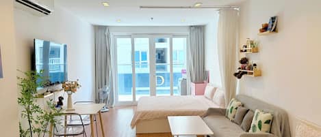Family Apartment, 2 Queen Beds, Courtyard View | WiFi (free), bed sheets