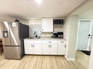 Coffee/tea maker, fridge, microwave, oven