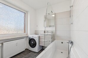 Haartrockner, Handtücher, Seife, Toilettenpapier