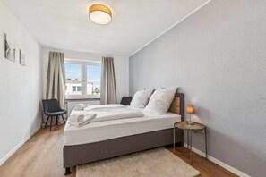 Planxa i posts de planxar, wifi gratuïta i roba de llit