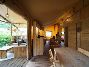 Ein Holzblockhaus-Interieur mit Essbereich, Küche und einer gemütlichen Sitzecke.