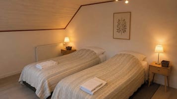 Een strijkplank/strijkijzer, wifi, beddengoed