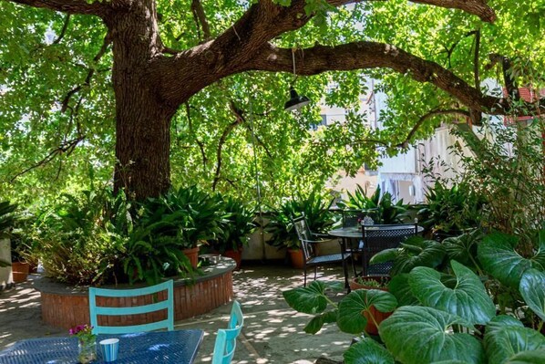 Outdoor dining - La Quercia Retreat (Meta)