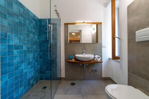 Shower, free toiletries, hair dryer, towels - La Quercia Retreat (Meta)