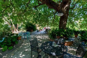 Outdoor dining - La Quercia Retreat (Meta)