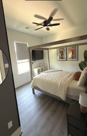 Tabla de planchar con plancha, wifi gratis y ropa de cama 